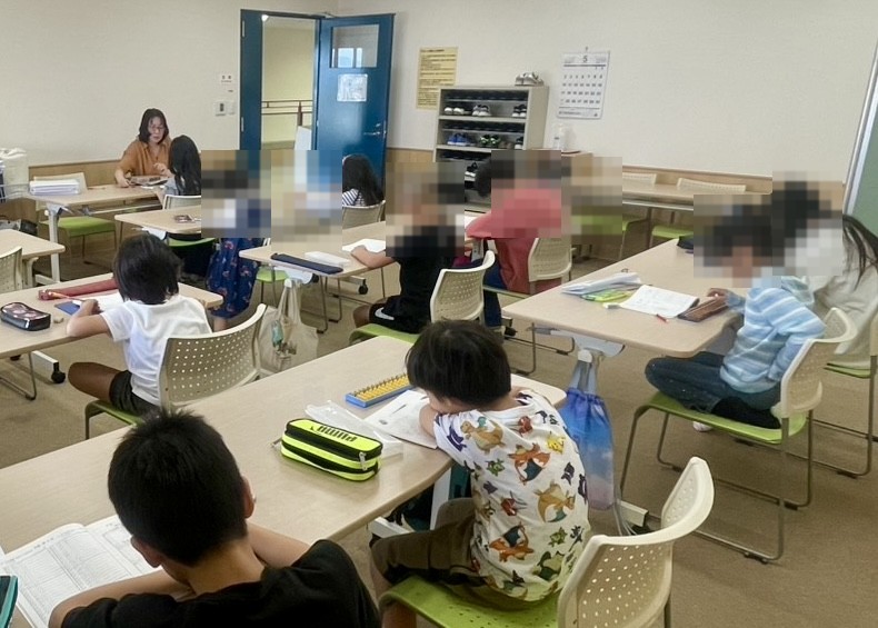 落ち着いた雰囲気の教室で学ぶ生徒たち